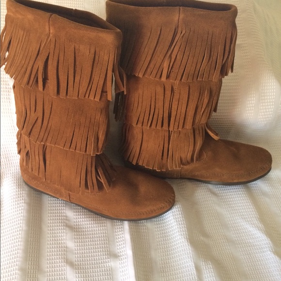 Minnetonka 3 layer fringe boots brand new! - Picture 4 of 8